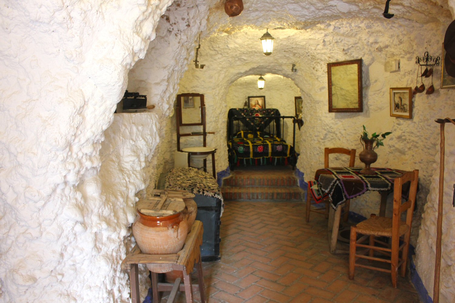 Dormitorio de una de las casas cueva del museo rupestre del Sacromonte: mi guía para una escapada a la ciudad de Granada, desde consejos hasta cosas que hacer