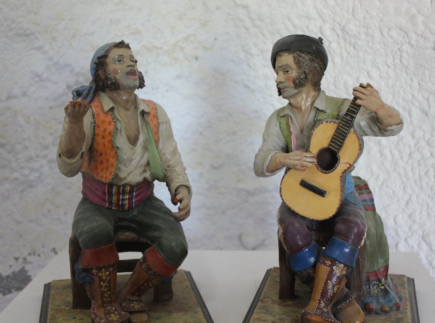 Pequeñas estatuas de músicos en la casa del flamenco, el Sacromonte: mi guía para una escapada a la ciudad de Granada, desde consejos hasta cosas que hacer
