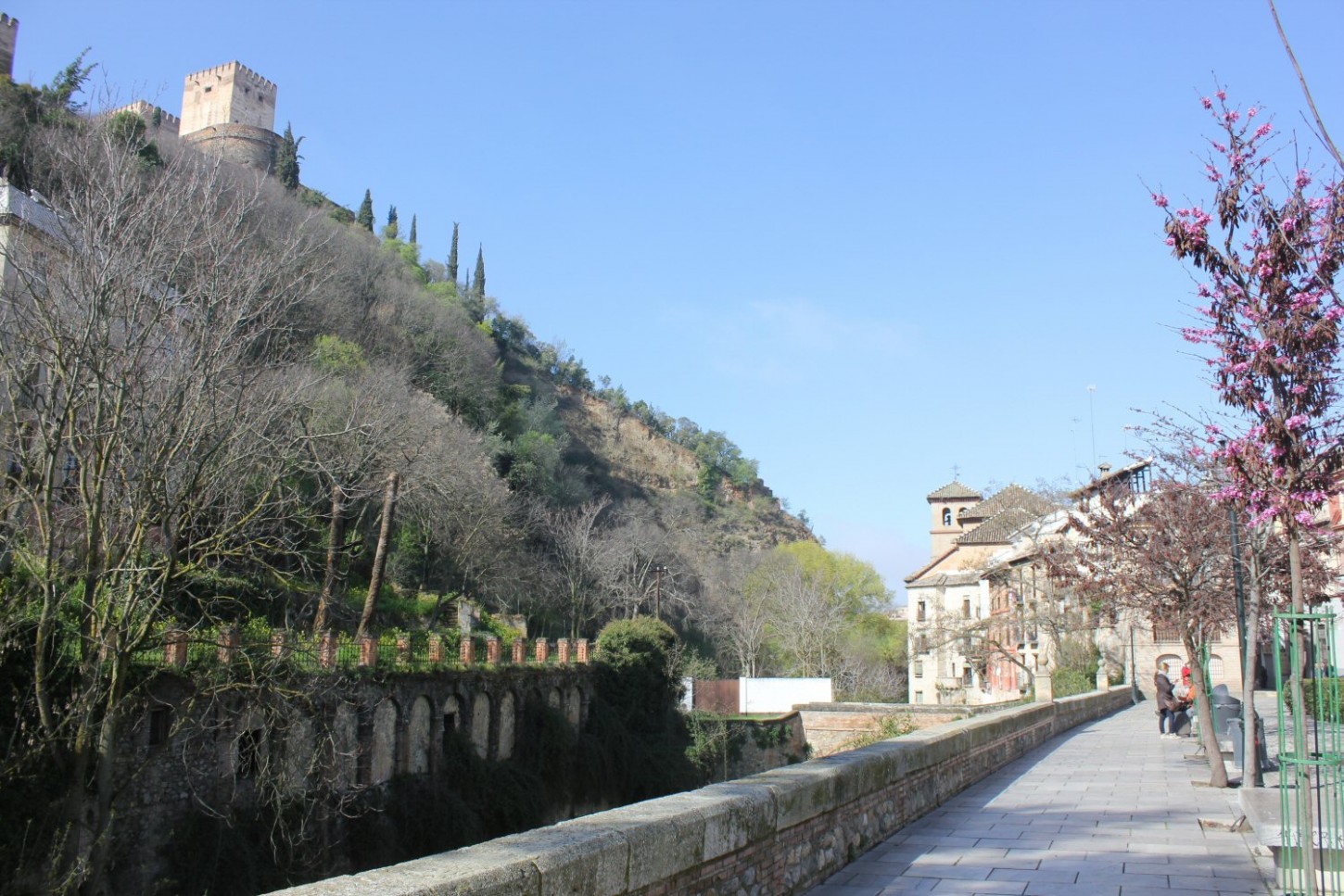 Una vista de la Alhambra desde el Albaicín de Granada, mirando al otro lado del río Darro.