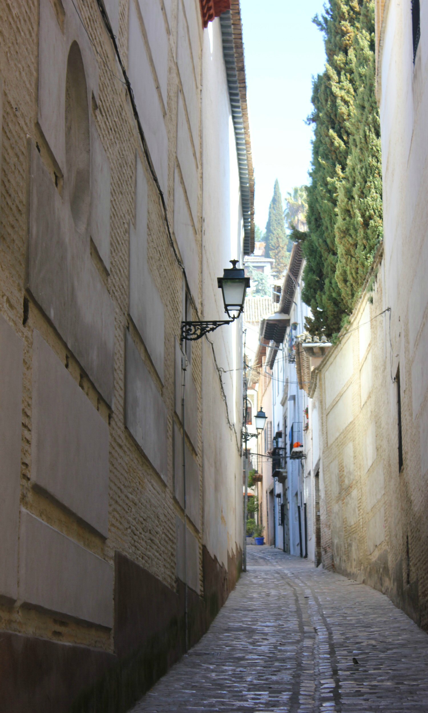 Una vista de una de las estrechas callejuelas del Albaicín: mi guía para una escapada a la ciudad de Granada, desde consejos hasta cosas que hacer