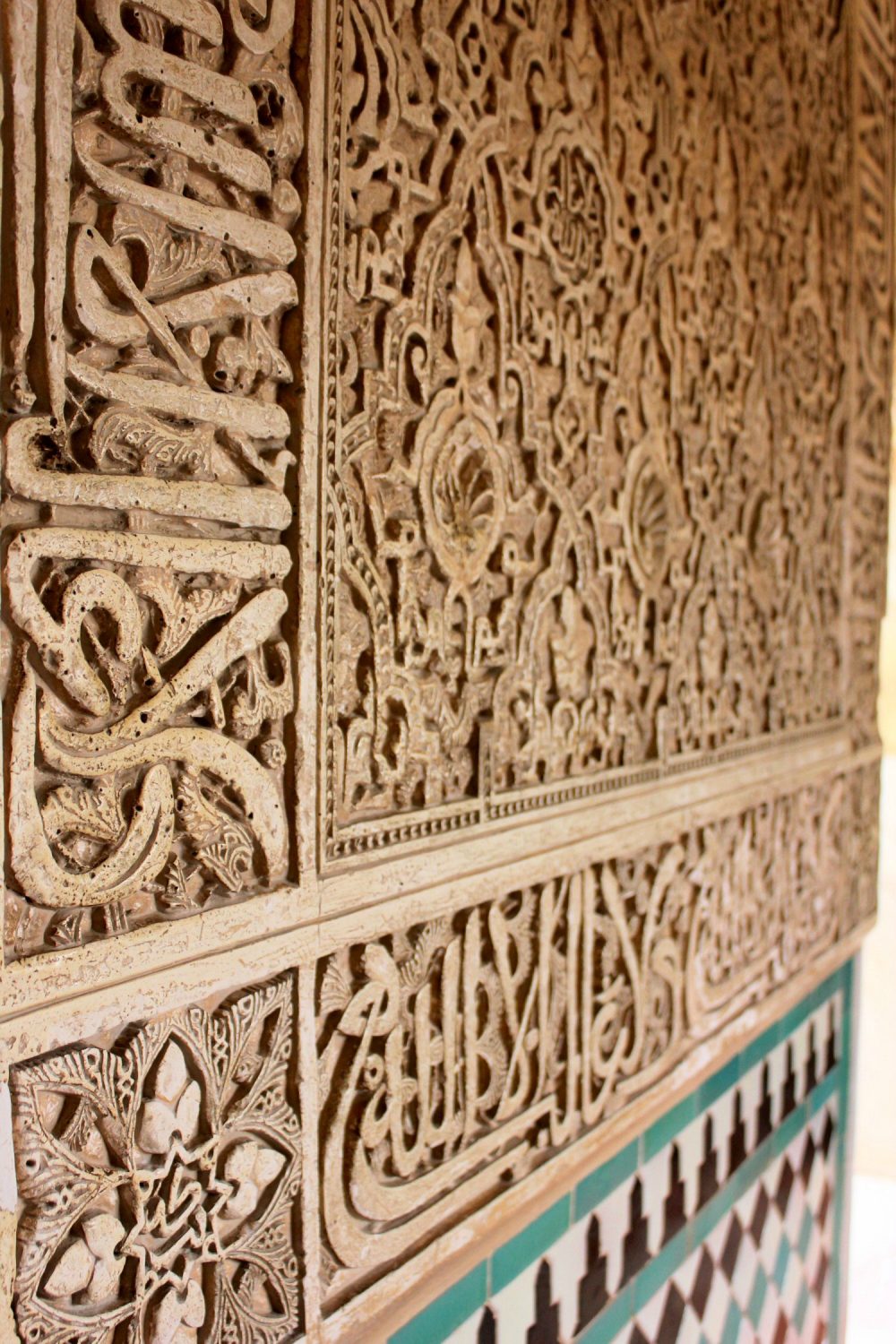 Primer plano de los intrincados detalles de las paredes de la Alhambra - mis fotos de Granada, España