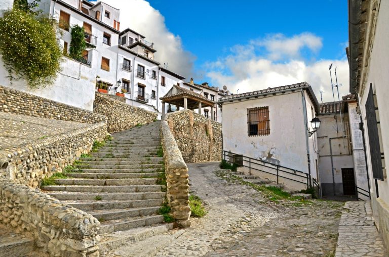 Access road to the Puerta del Sol in Granada's Realejo district - discovering Jewish Granada including the Sephardic museum