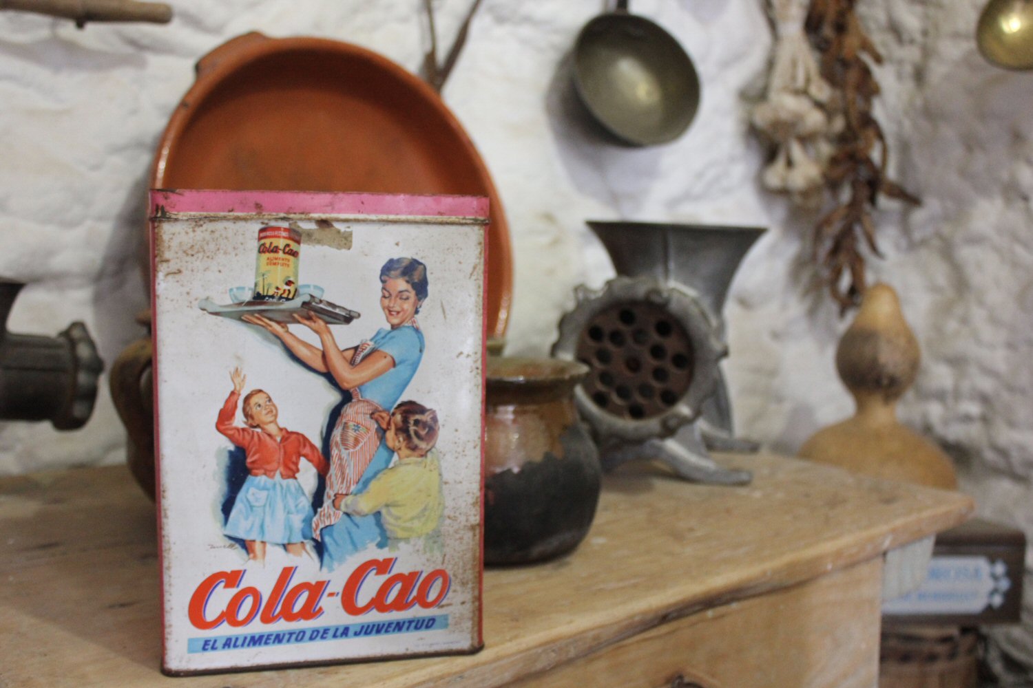 Artículos para el hogar vintage en un estante en una vivienda-cueva en el Sacromonte, Granada