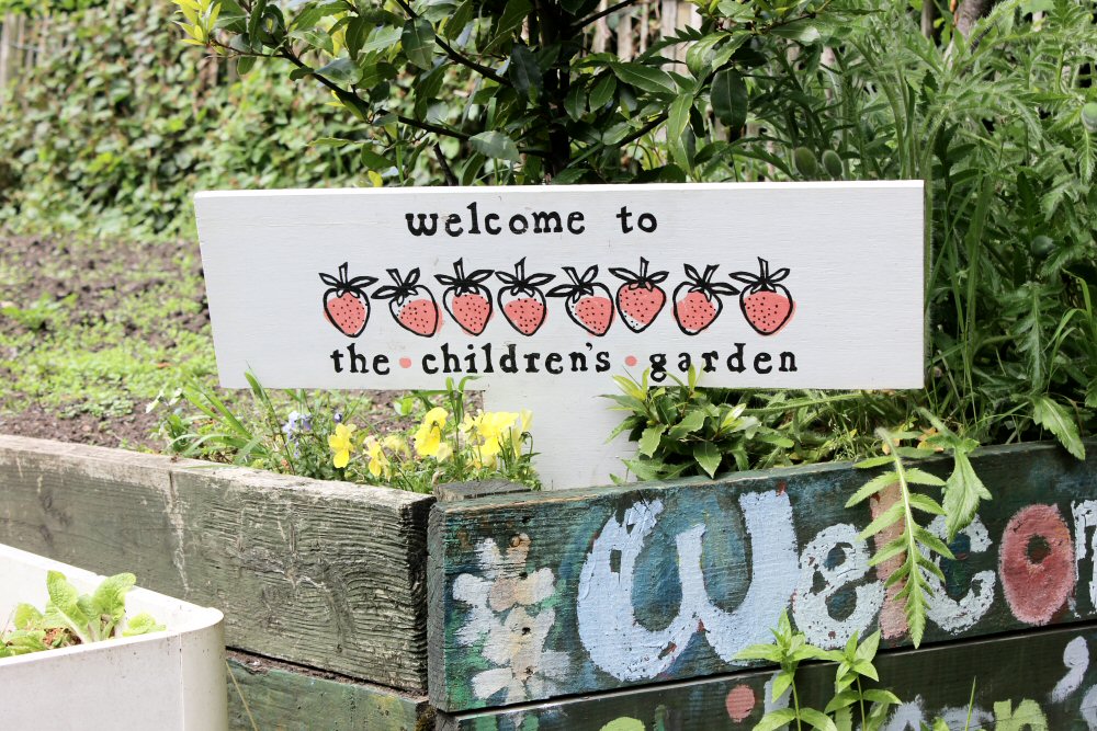 Sign saying welcome to the children's garden at Glasgow's botanic gardens