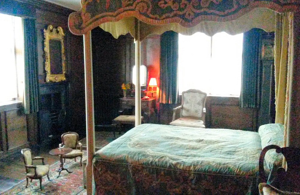 Historic four-poster bed at Packwood House National Trust property in Warwickshire