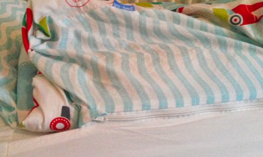 Close up of the zip feature on my daughters duvet on her toddler bed - my Gro to Bed review of this toddler bedding