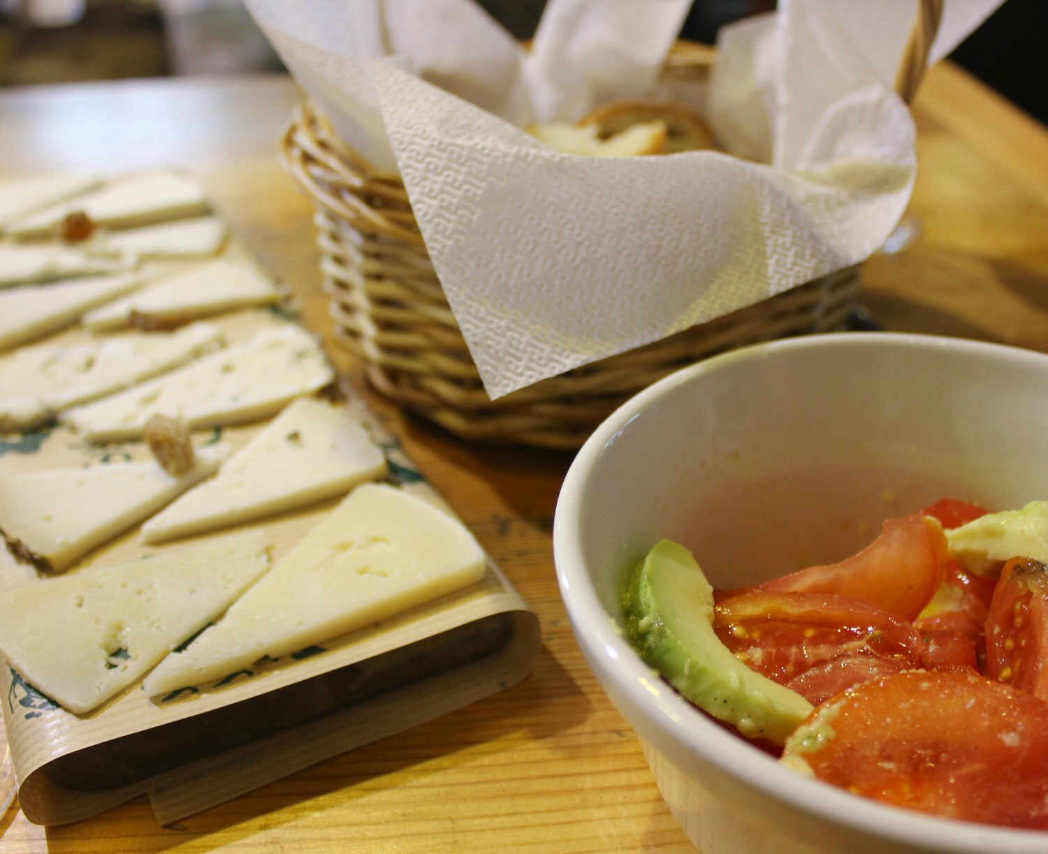 Tapas en Granada - un plato de queso, con ensalada de aguacate y tomate y pan
