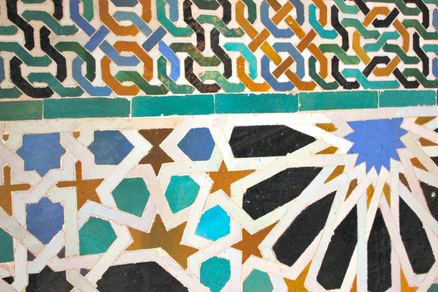 Detalle de cerca de los azulejos de colores vibrantes de la Alhambra: mi guía para una escapada a la ciudad de Granada, desde consejos hasta cosas que hacer