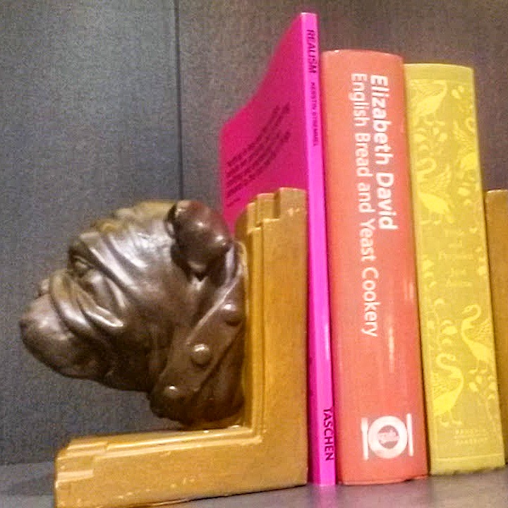 Bulldog bookend and brightly coloured books on a shelf in the lobby lounge at the Mercure London Bridge hotel - my review