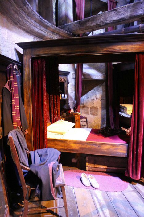 Bed in the Gryffindor dormitory on the Harry Potter studio tour