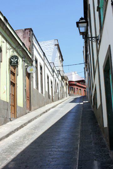Pastel buildings along a hilly street in Arucas in northern Gran Canaria