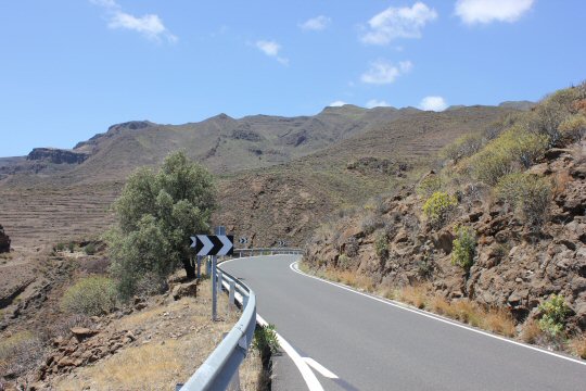View down the road through Gran Canaria's mountains with a sharp bend at the end