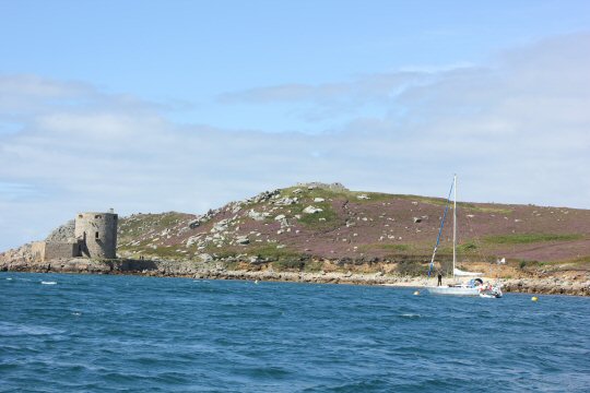 View from Tresco to Bryher with Cromwell's castle - my reasons to visit the Isles of Scilly
