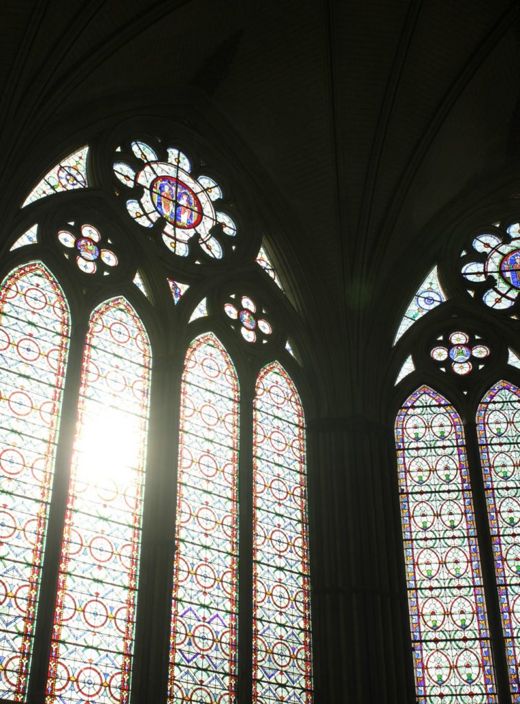 Sun through the stained glass windows of the chapter house at Salisisbury cathedral - my visit to Salisbury cathedral with kids