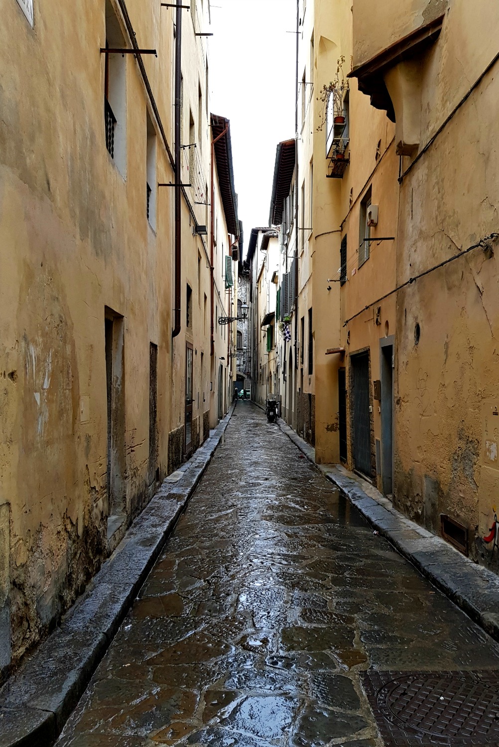 An alleyway in Florence Italy - my Uffizi tour with kids and gelato making day in Florence