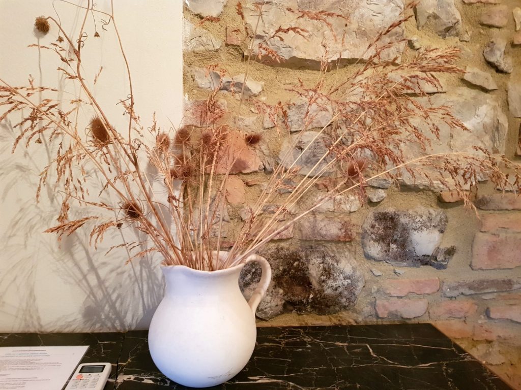 Vase with dried flowers at Villa Le Capanne near Volterra in Tuscany - my review of the perfect big family villa in Tuscany, Italy