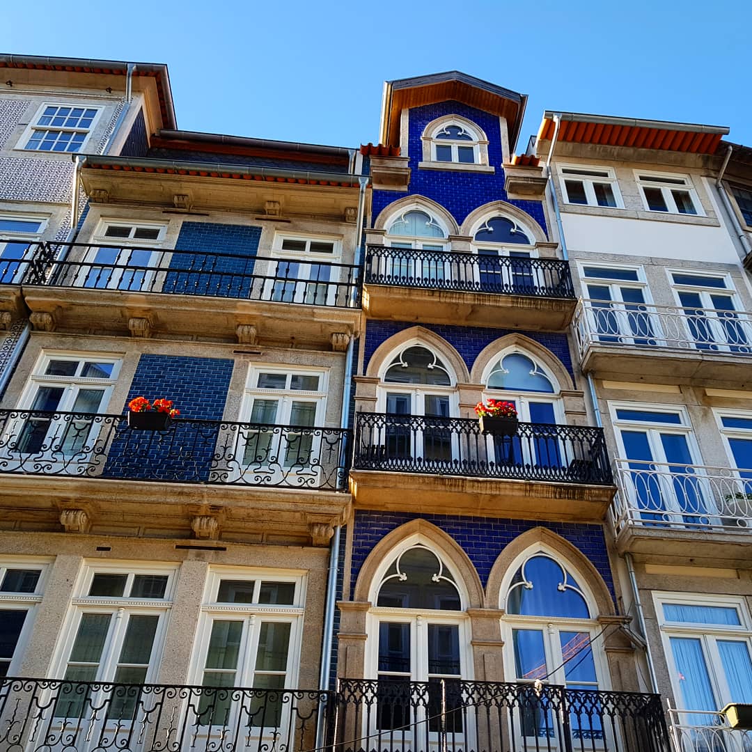 Blue tiled building on Rua das Flores in Porto - my Porto travel tips and lessons for visiting with kids