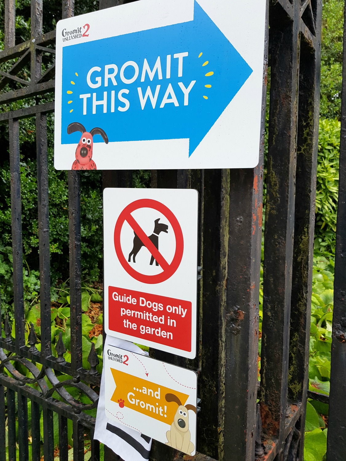 Signs to find Gromit, plus a notice saying no dogs allowed (except Gromit) in the Royal Fort Gardens - following the Gromit Unleashed 2 trail in Bristol, our review