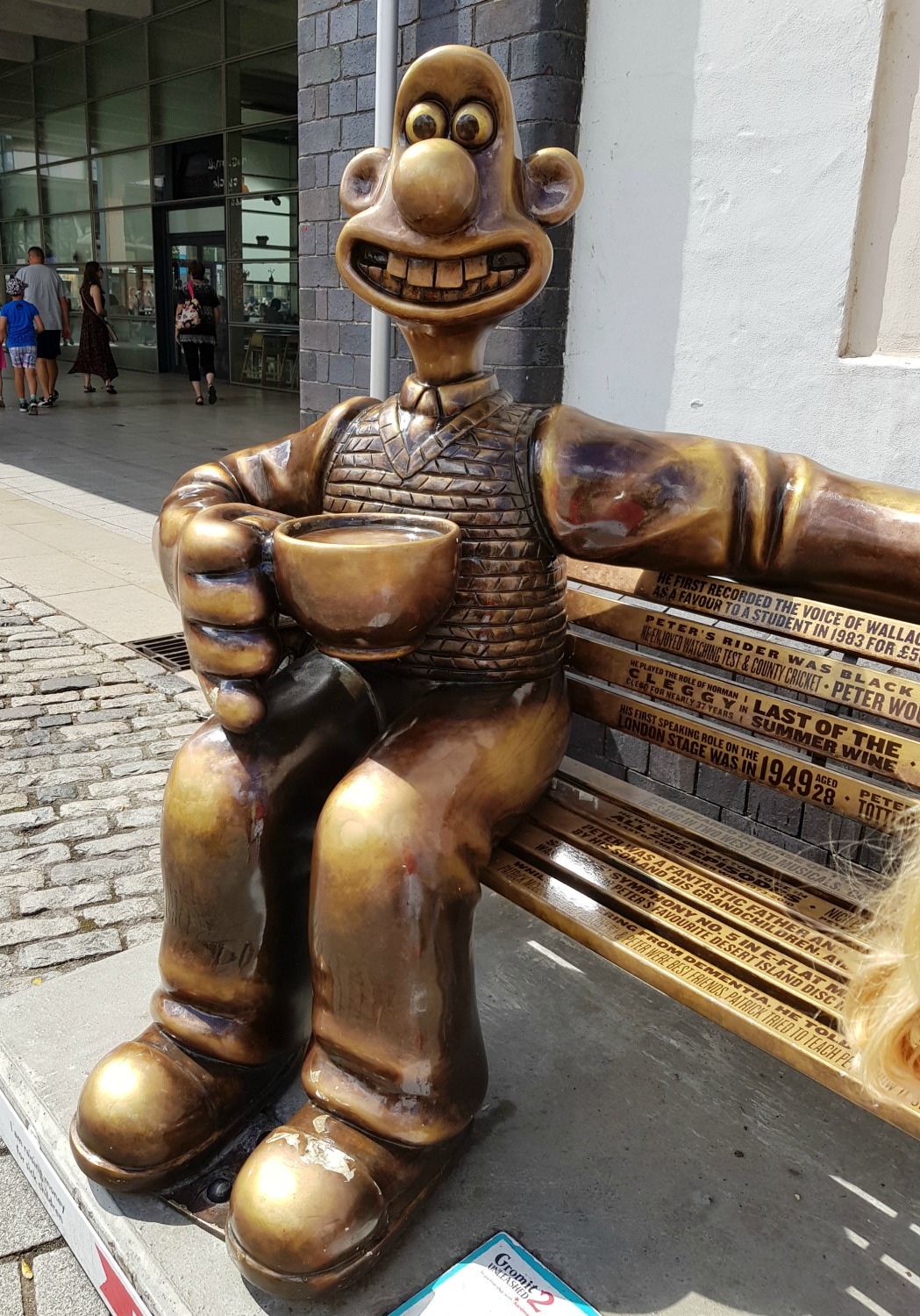 Golden Wallace statue in Nick Park's design called A Grand Tribute, remembering actor Peter Sallis who voiced him - following the Gromit Unleashed 2 trail in Bristol, our review