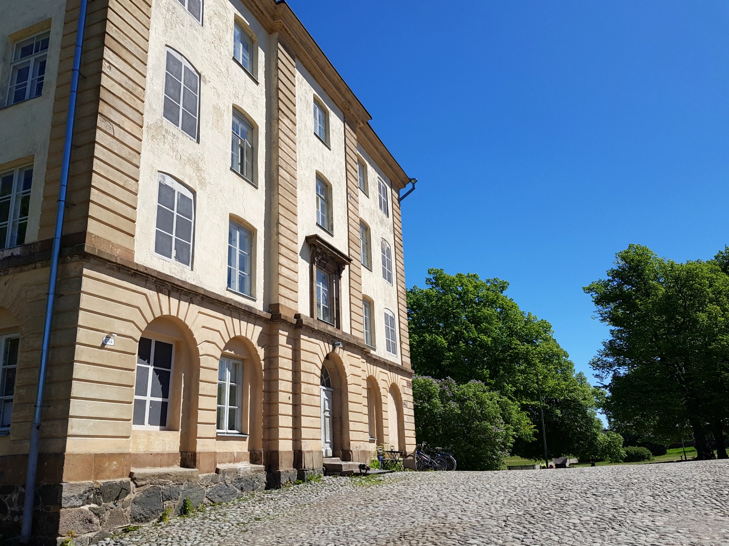 One of the historic buildings on Suomenlinna island near Helsinki - my tips on visiting Suomenlinna with kids