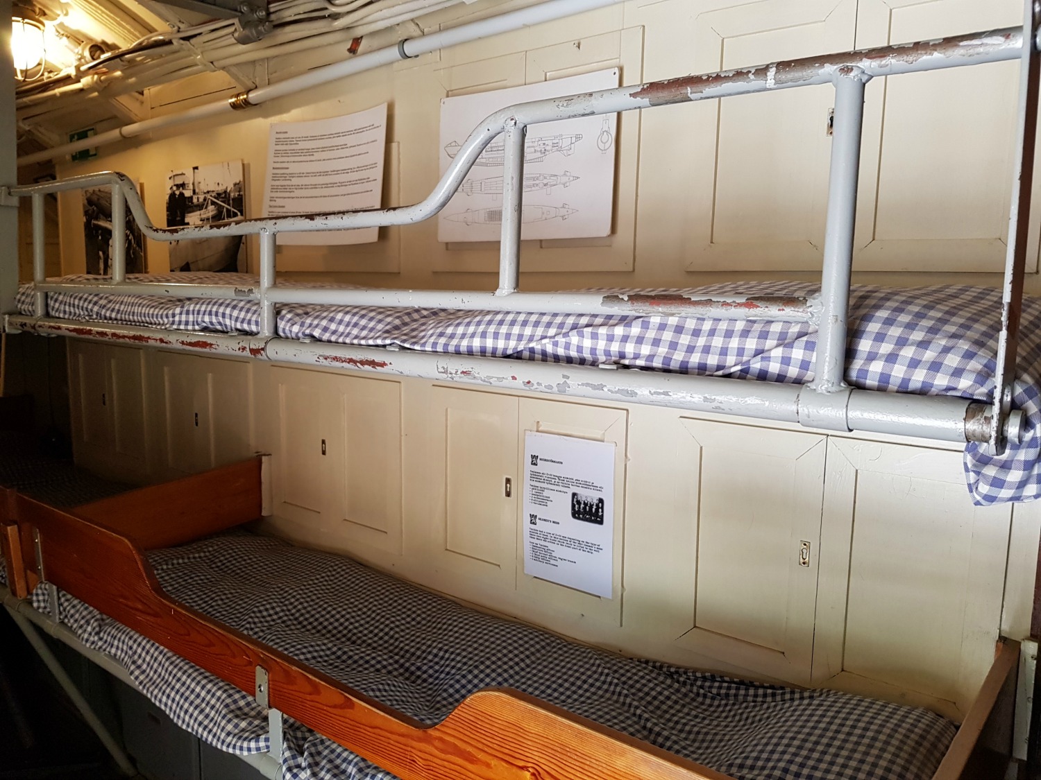The bunks in submarine Vesikko on Suomenlinna - my tips on visiting Suomenlinna with kids