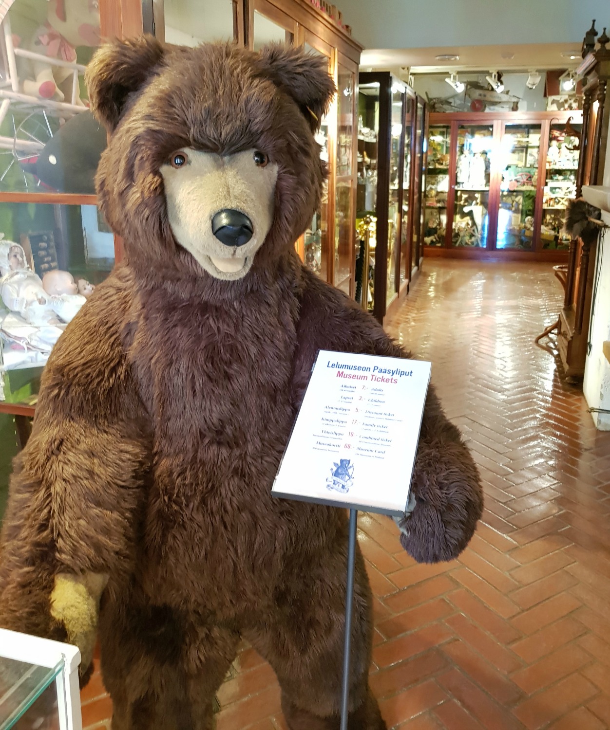 The huge bear at the entrance to Suomenlinna toy museum - my tips on visiting Suomenlinna, Helsinki, with kids