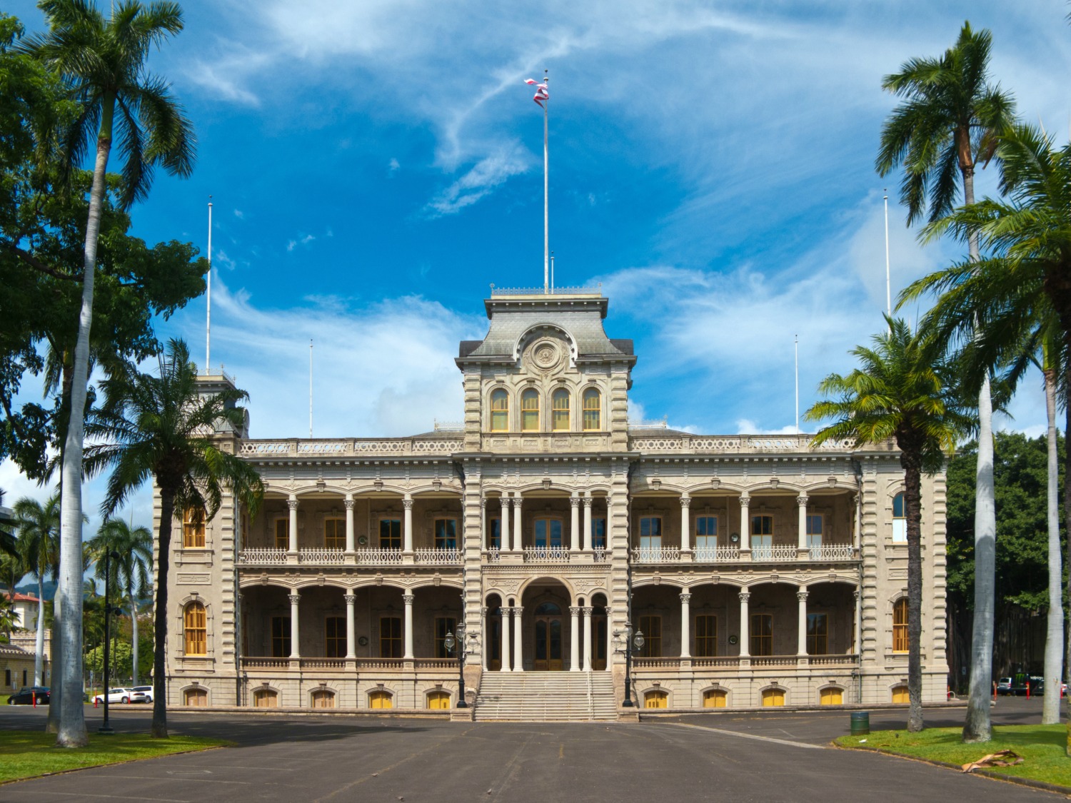 Facade of Iolani Palace in Honolulu - planning a dream Hawaii trip with kids