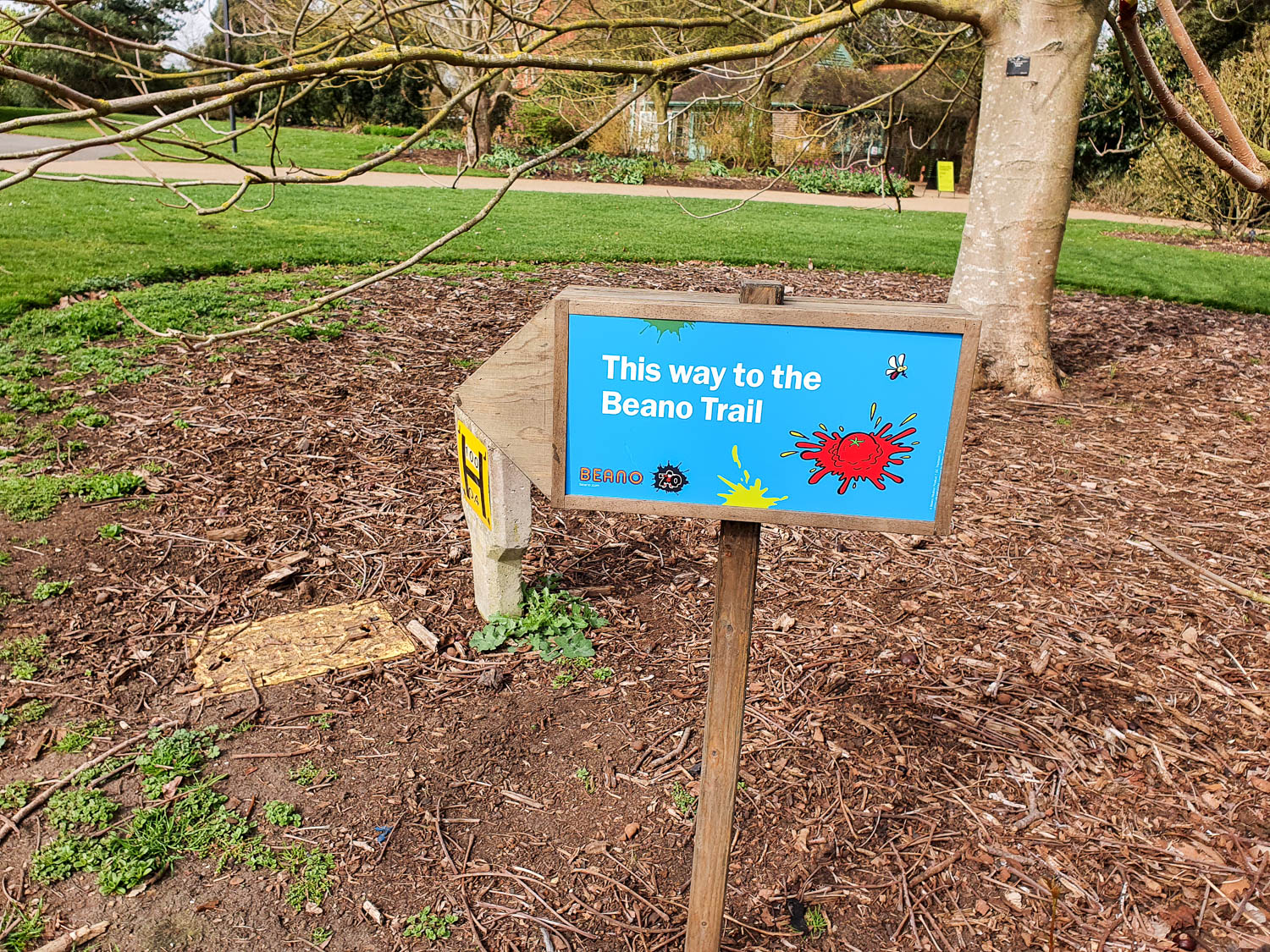 Sign showing the way to the start of the Beano kids trail for Easter at Kew Gardens