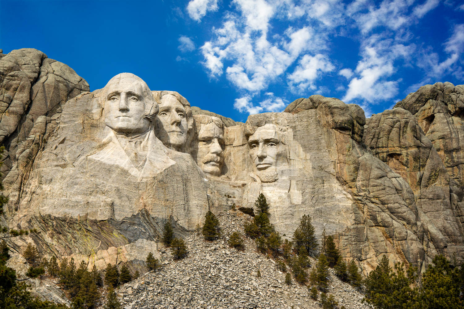 Presidential sculpture at Mount Rushmore National Monument, South Dakota on a sunny day - one of the unmissable stops on a Midwest road trip with kids