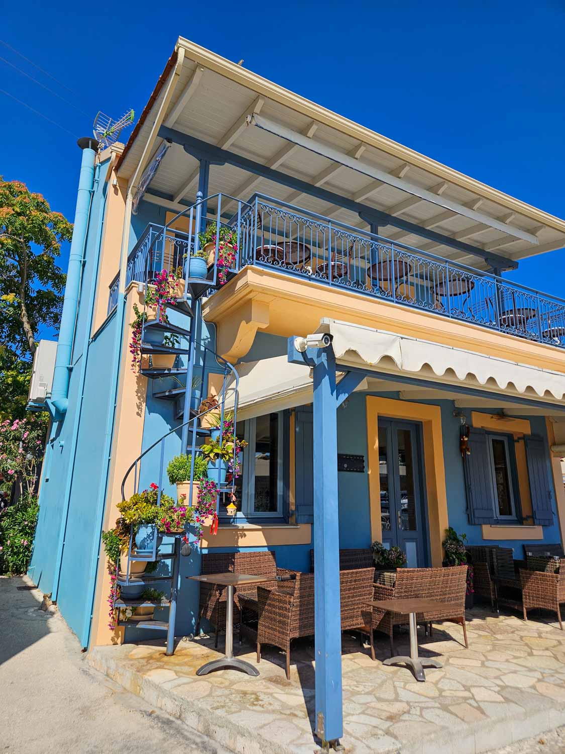 Colourful building in blue and creamy yellow - what to do during one day in Fiskardo with kids